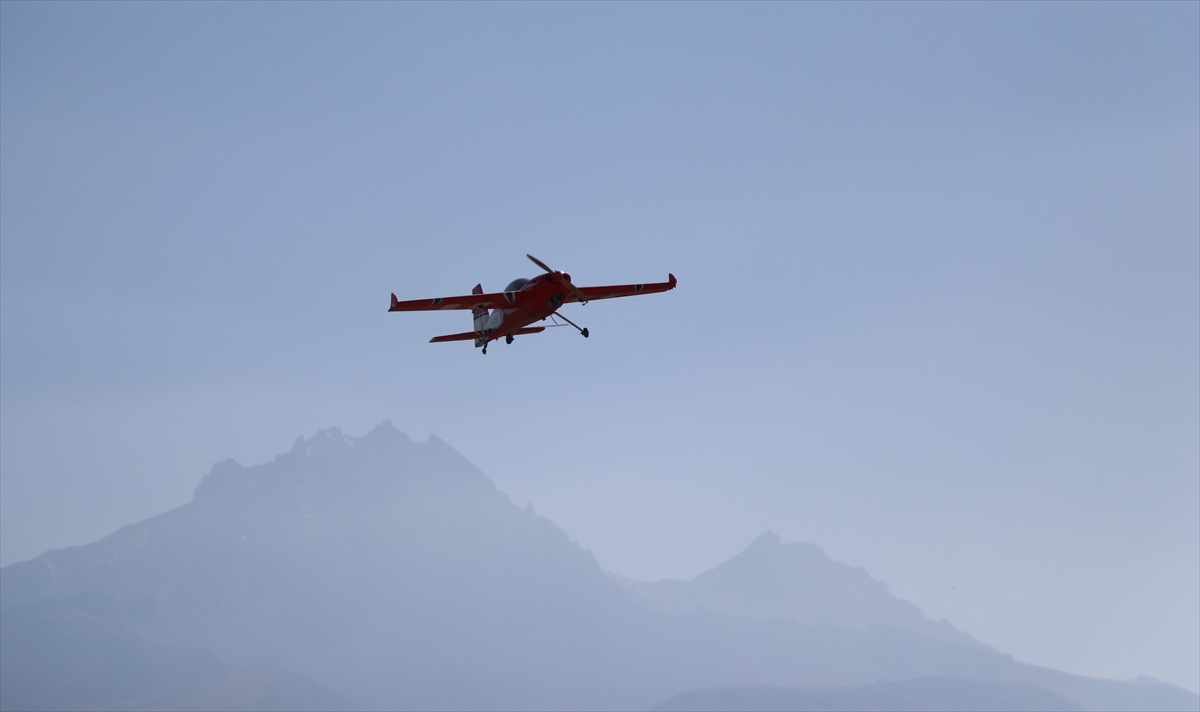 Havacılığın her dalının çok güzel olduğunu anlatan Göktaş, bu tutku sayesinde teknolojiyle iç içe olduklarını ve gündelik hayatın stresinden uzak kaldıklarını dile getirdi.