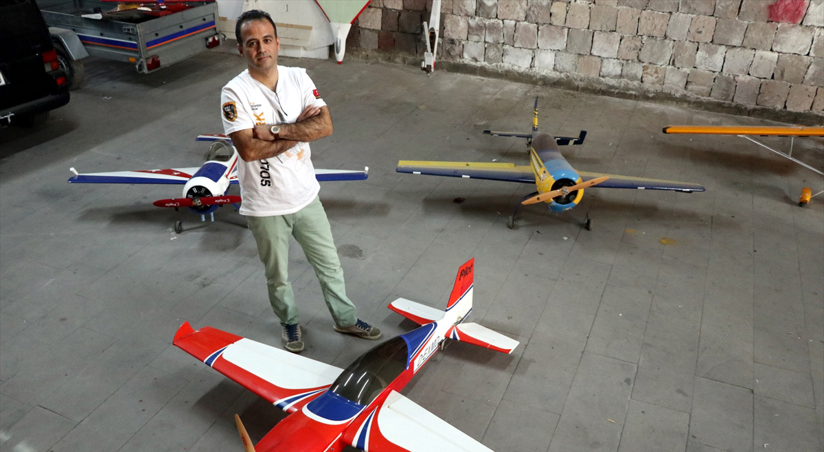 Abdurrahman Göktaş, yaptığı açıklamada, model uçak uçurmaya başladığında pilot olma isteğinin oluştuğunu söyledi.