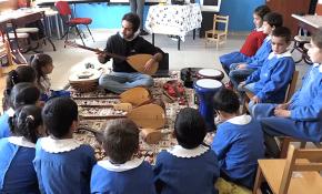 Köy köy geziyor, çocukları müzikle tanıştırıyor