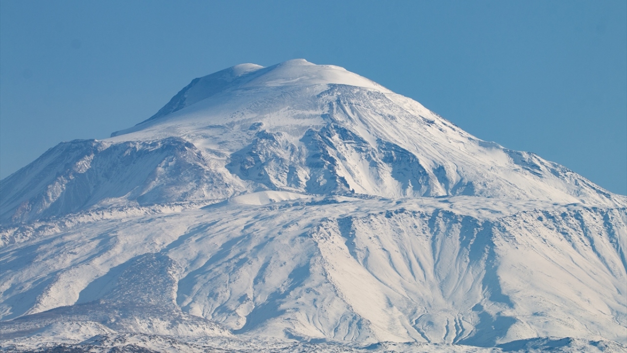 Kar yağışı ile dağın zirvesinden eteklerine doğru 3 bin 500 metreye kadar olan alanlar beyaz örtüyle kaplandı.