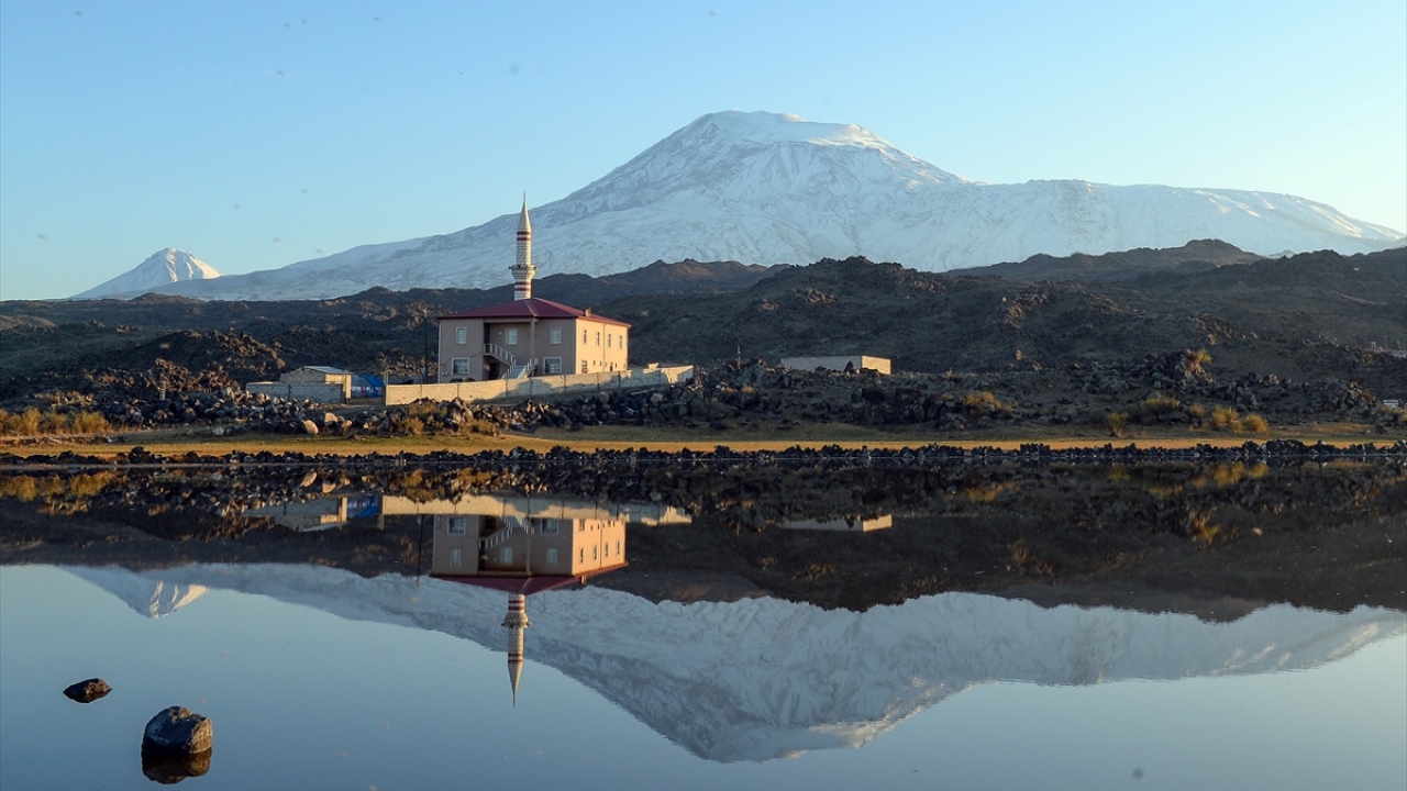 Iğdır Fotoğraf Gezi ve Doğa Kulübü Başkanı (FGD) Muhammed Akkuş, yaptığı açıklamada, Ağrı Dağı`nın beyazlar içinde güzel görüntüler sunduğunu söyledi.