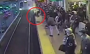 ABD'de tren raylarına düşen yolcu son anda kurtarıldı