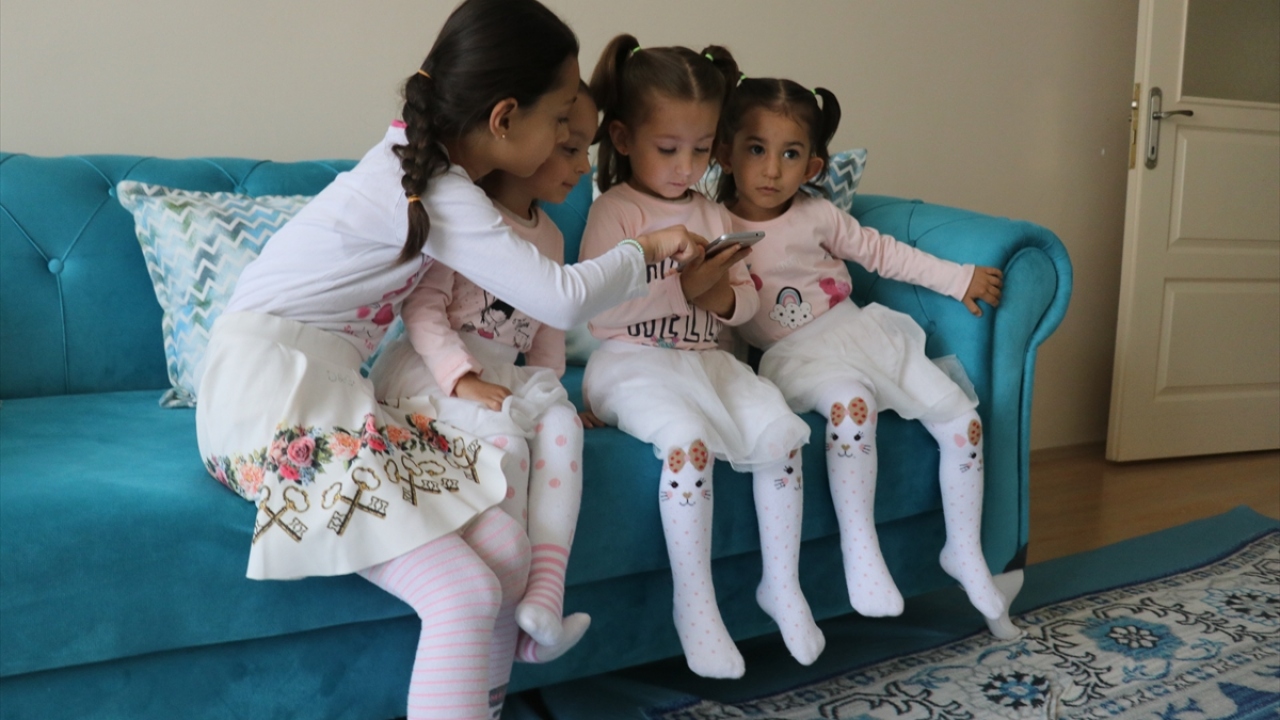 Çocuklarının ihtiyaçlarını gidermek için yoğun çaba sarf eden baba Fatih Yılmaz, zaman zaman birbirini kıskanan beşizlerinin tüm ihtiyaçlarını benzer şekilde karşılamaya çalışıyor.