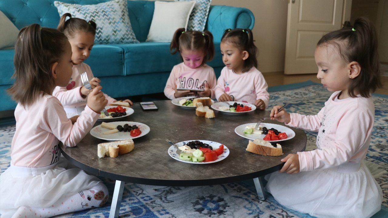 Bu tür güçlüklere rağmen 6 kız babası olmanın mutluluğunu yaşayan baba Yılmaz, Ağrı`nın tek beşizlerinin kendi kızları olduğunu da gururla çevresindekilere anlatıyor.