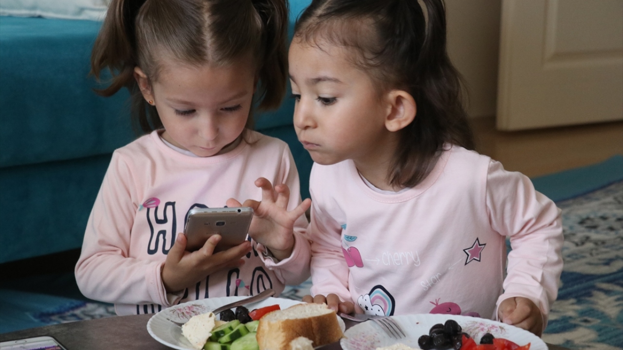 Havaların da soğumasıyla günün büyük bölümünü evde geçiren beşizler, televizyon izleyip oyun oynuyor.