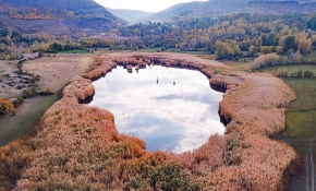 Sonbahar renkleri içerisinde doğa harikası Üçkaya Gölü