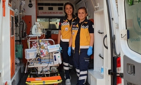 Anne kız aynı ambulansta hayat kurtarıyor