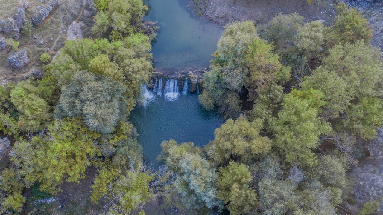 10 kilometrelik yürüyüş güzergahına sahip vadide ziyaretçiler, manzarayı izliyor, su ve kuş sesleri eşliğinde yürüyüş yaparak, sakin bir ortamda doğa ile iç içe temiz havayı solumanın keyfini yaşıyor.