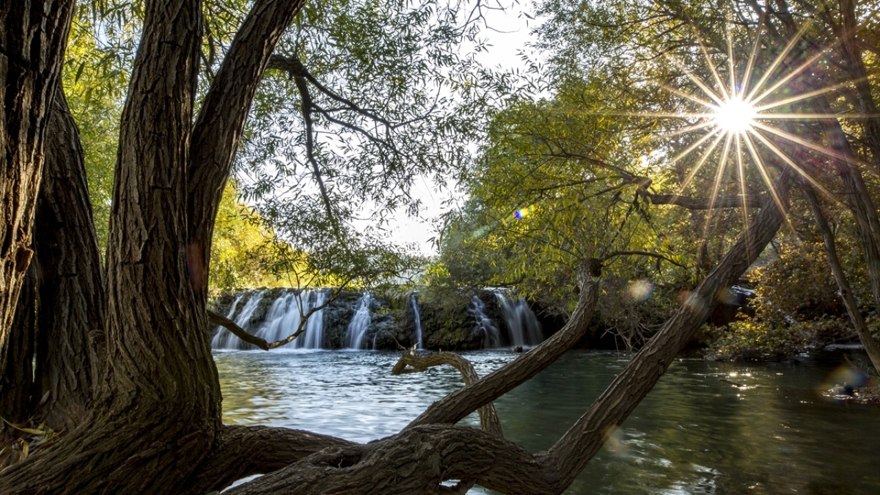 Karasu Çayı ve vadisi irili ufaklı onlarca şelaleyle ve doğal güzellikleriyle fotoğraf tutkunlarınca da tercih ediliyor.
