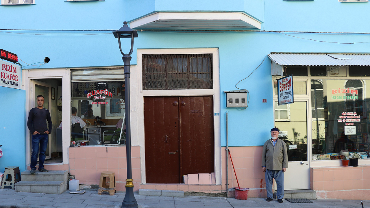 Ailede mesleğin üçüncü nesil temsilcisi 73 yaşındaki İbrahim ile 43 yaşındaki oğlu Yakup Yılmaz, komşu dükkanlarda müşteri bekliyor.