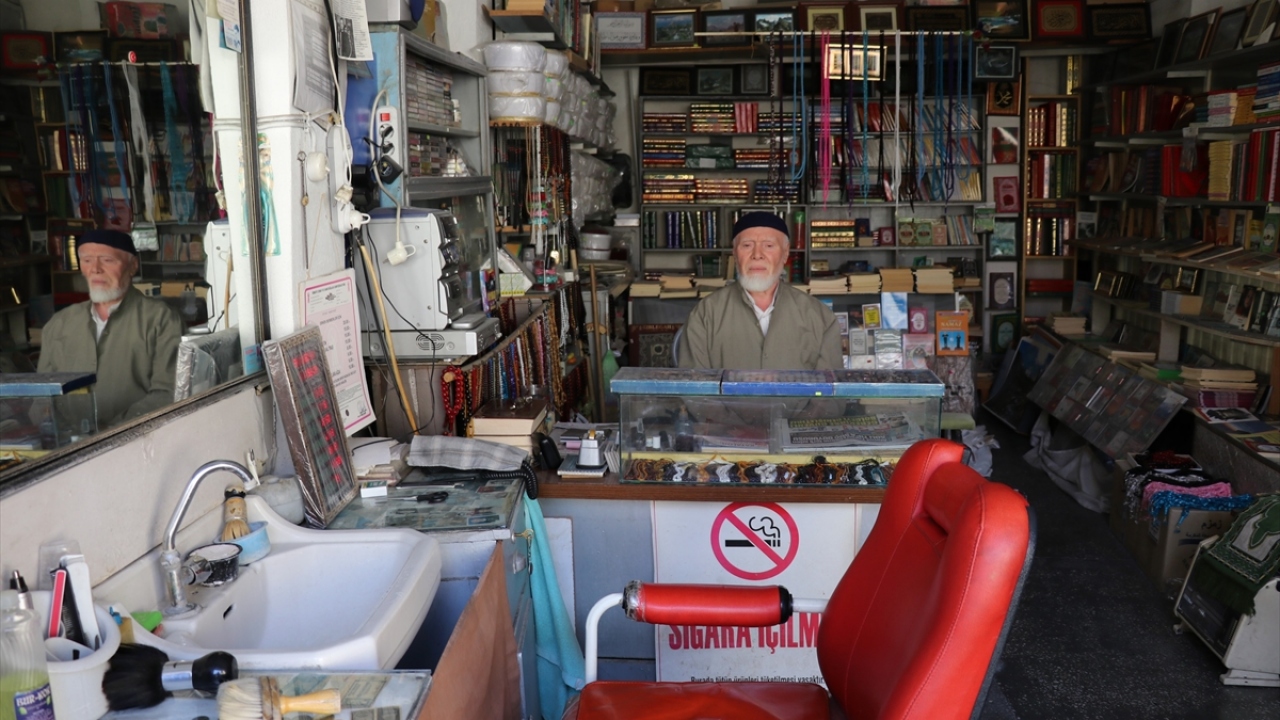 Sabah erken saatlerde iş yerlerini açan baba ve oğlu arasında, zaman zaman tatlı bir rekabet de oluyor.