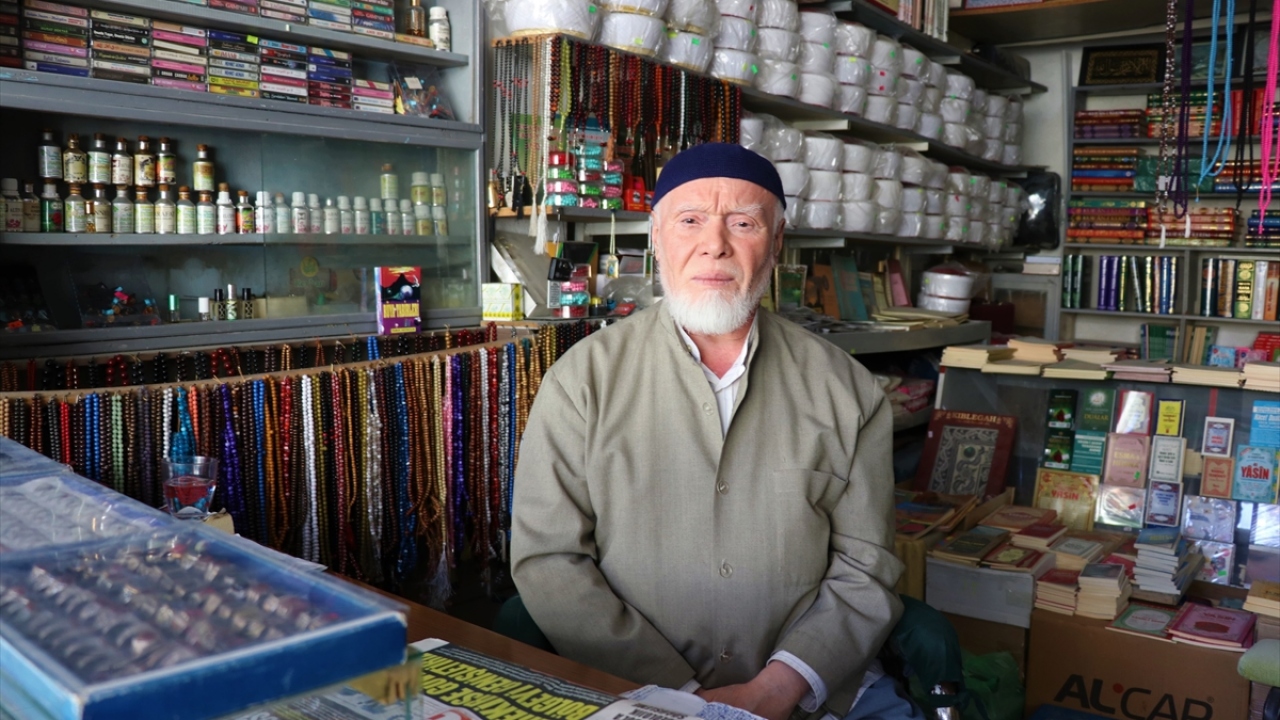 İbrahim Yılmaz, babasının ve dedesinin resmi bulunan tek müşteri koltuklu iş yerinde berberliğin yanı sıra dini kitaplar ve hac malzemeleri de satıyor.