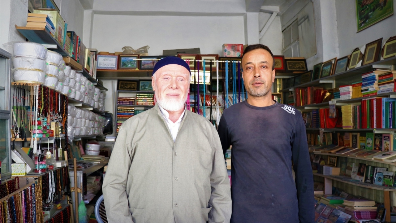 Müşteriler arasında genç olanlar genellikle Yakup Yılmaz`ı, yaşlı olanlar da İbrahim Yılmaz`ı tercih ediyor. 