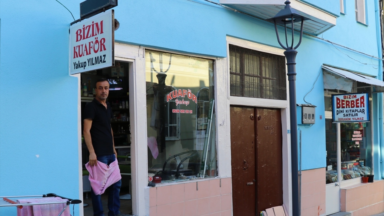 İşlerini en güzel şekilde yapmaya çalıştıklarına değinen Yılmaz, "Oğlumla yan yana, dedemden ve babamdan gördüğümüz şekilde mesleğimizi devam ettiriyoruz." dedi.