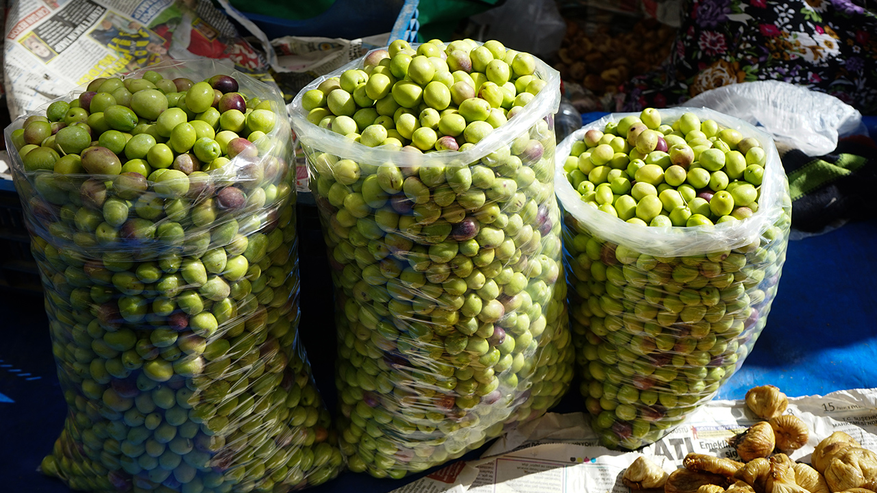Geçmişte üreticilerin kendi ihtiyacını karşılamak için yaptığı ve zaman içinde talebin artmasıyla ticari olarak da değerlendirilmeye başlanan kırma zeytinler, evlerde ya da işleme tesislerinde hazırlanıyor.
