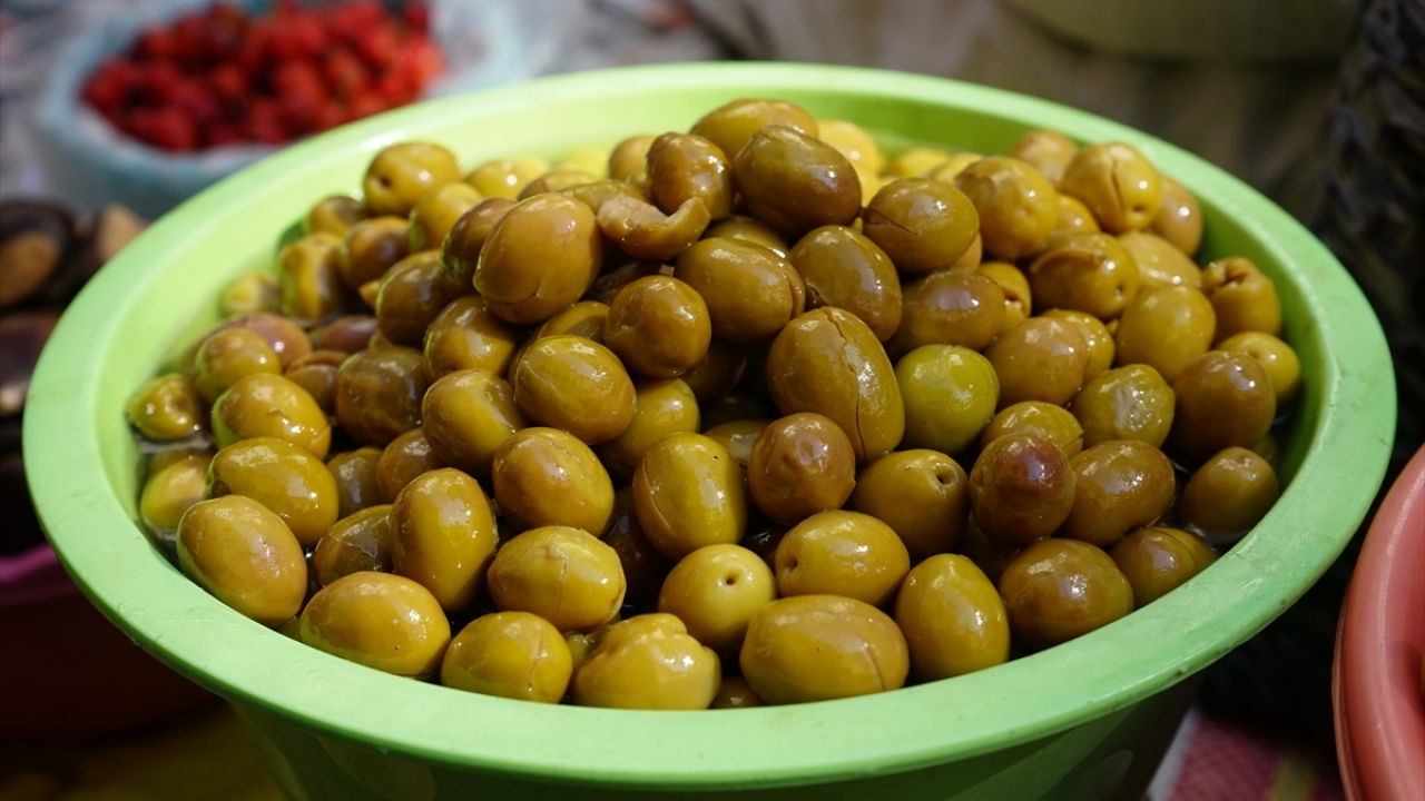 Semerci, yeni sezon mahsulü zeytini bir an önce olgunlaştırıp sofralara getirmek istediklerini belirtti.