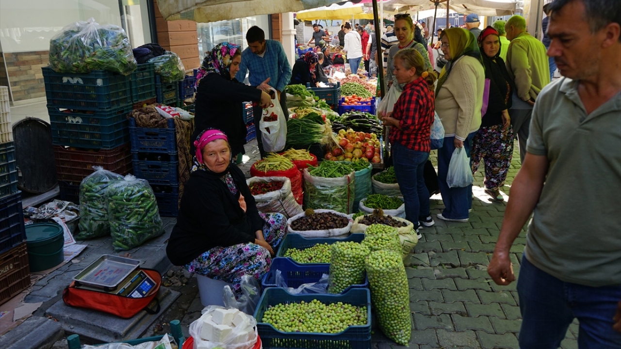 Pazarda kırma zeytin satan Bedia Gündoğdu da bahçesinden topladıkları zeytinleri taş ya da tahtalarla kırarak bidonlara koyup tatlandırdıklarını ve bu şekilde satışa sunduklarını söyledi.
