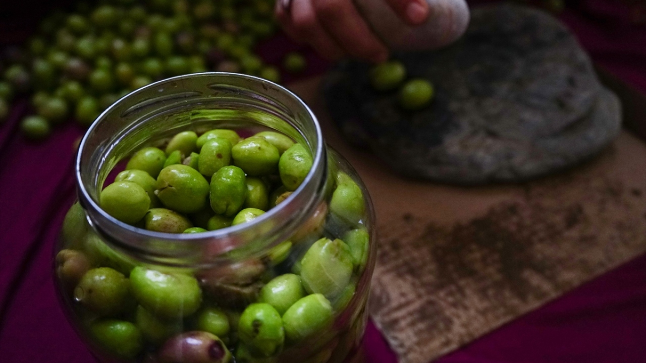 Zeytin üreticileri kırdıkları zeytinleri, tatlı su dolu kaplarda olgunlaştırdıktan sonra çarşı ve pazarda satışa çıkarıyor.