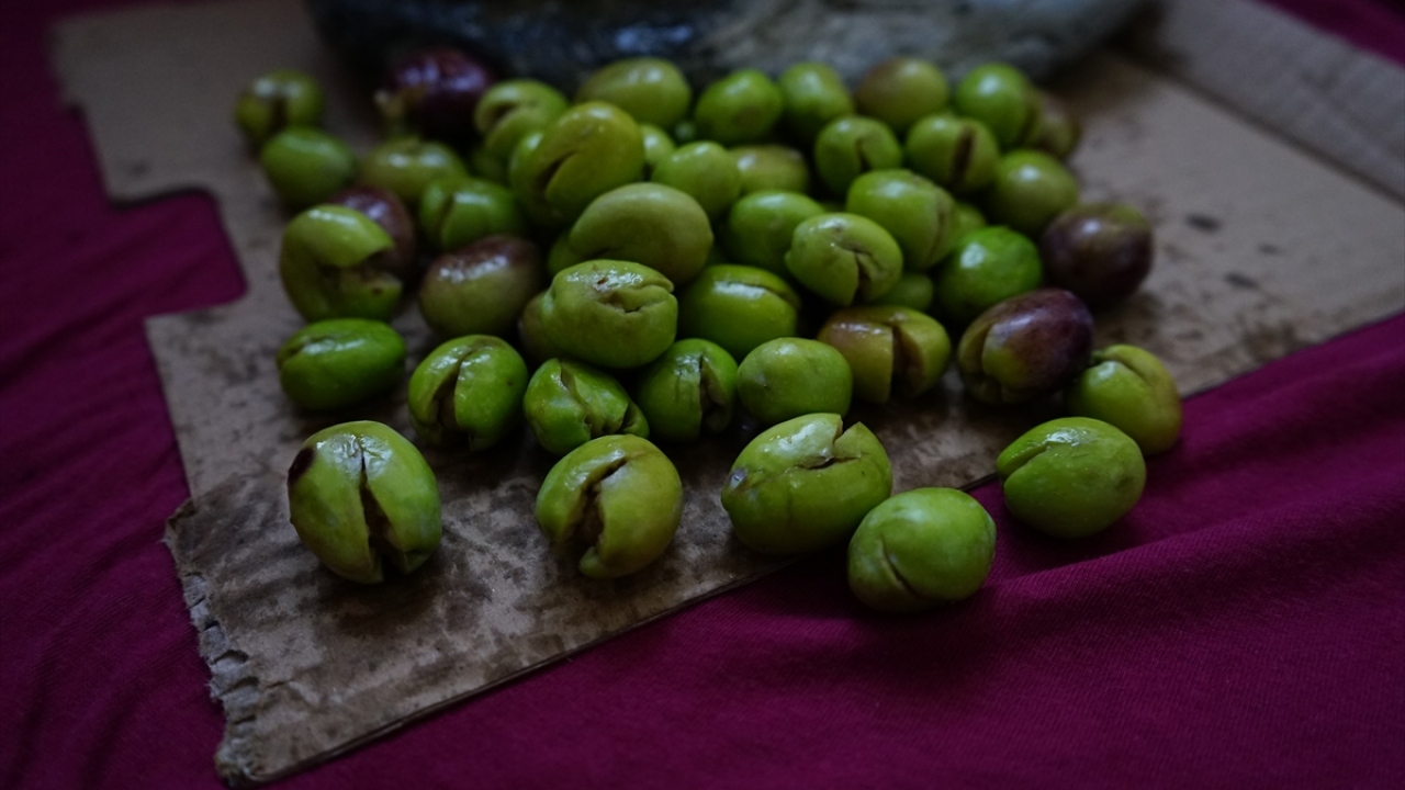 Zeytinde taze meyve kokusu ve tadını arayanlar tarafından tercih edilen kırma zeytin, sofralarda yerini almaya başladı.