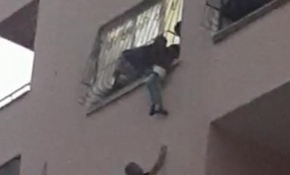 Pencerede asılı kalan çocuk ölümden döndü