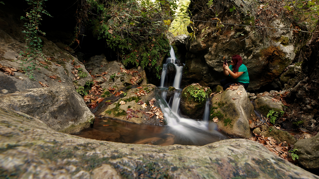 Roma döneminden bu yana yerleşim alanı olarak kullanılan Döşemealtı ilçesi Ekşili Mahallesi sınırlarında yer alan şelale, yaklaşık 50 metre yükseklikten Ekşili göletine akıyor.