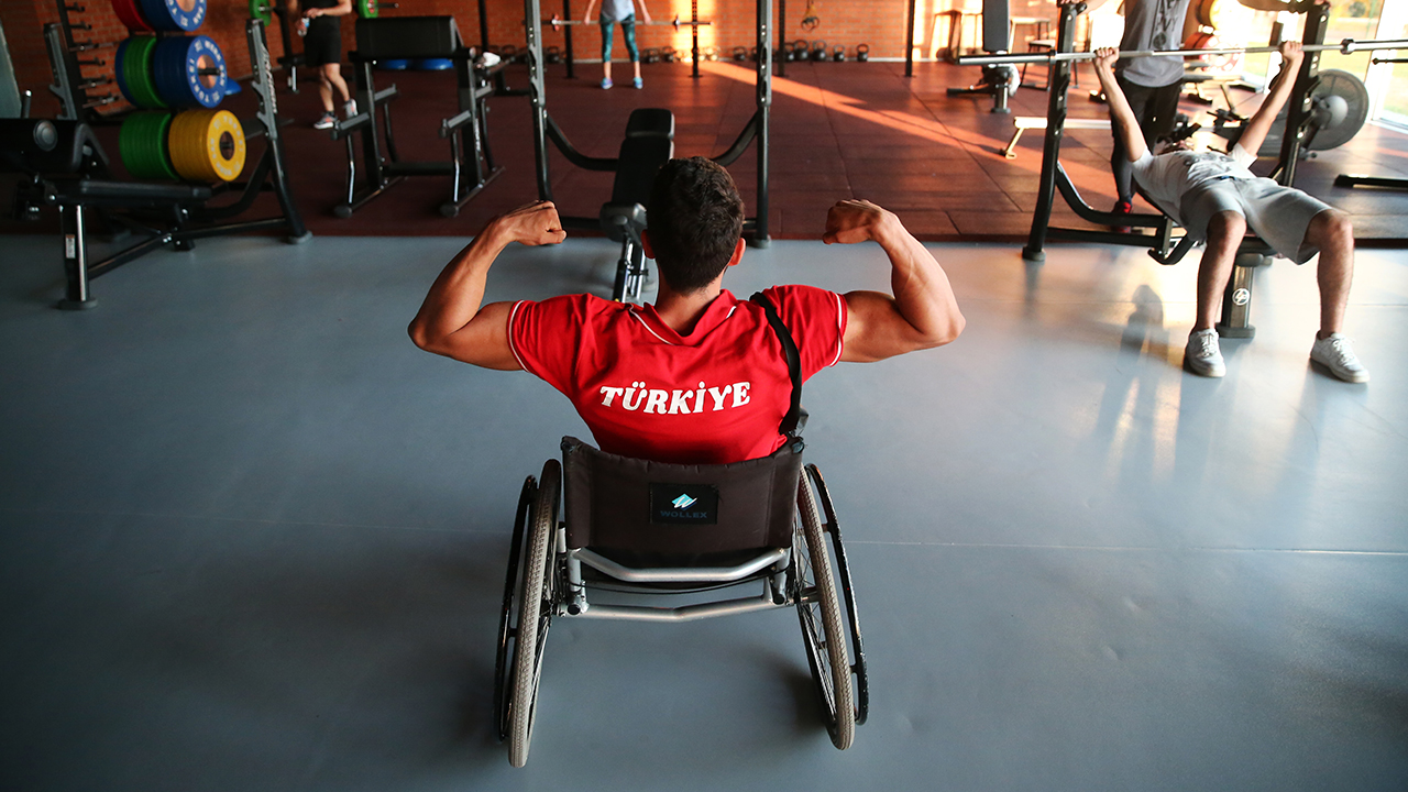 Fatih Kamuz (22), arkadaşının tavsiyesiyle 15 yaşındayken başladığı bilek güreşinde, birçok önemli başarıya imza attı.