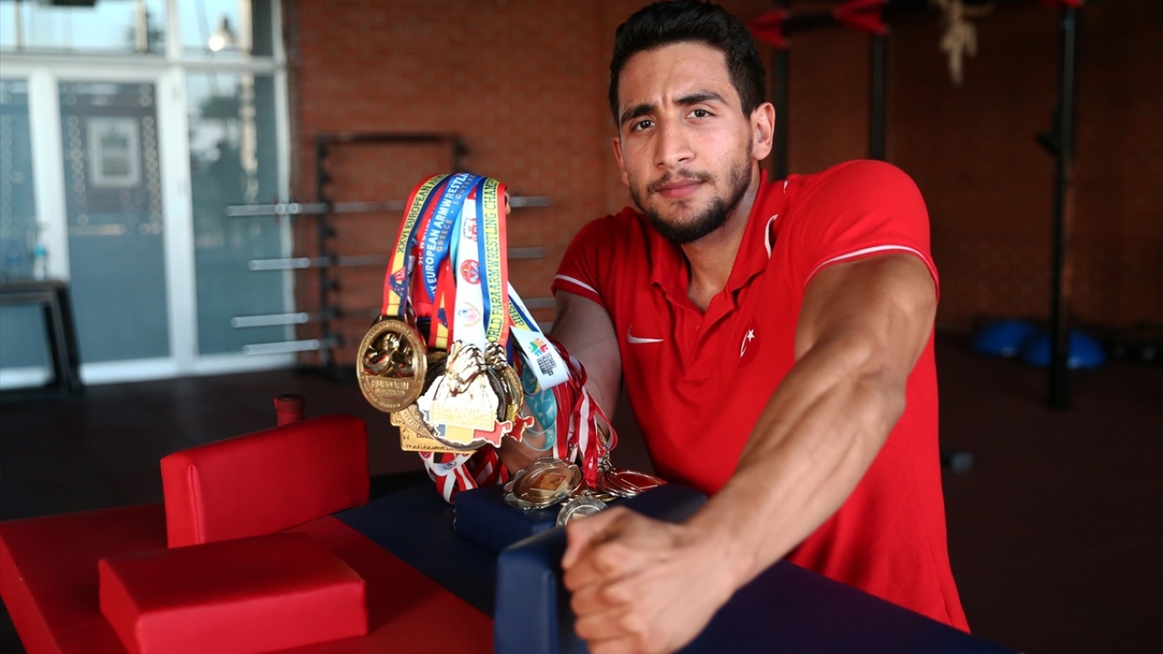 Çeşitli bölgesel organizasyonların yanı sıra, Türkiye`de 8, Avrupa ve dünya şampiyonalarında dörder altın olmak üzere bugüne kadar 25 madalya elde eden Fatih, spor hayatında başarılı bir grafik çizdi.