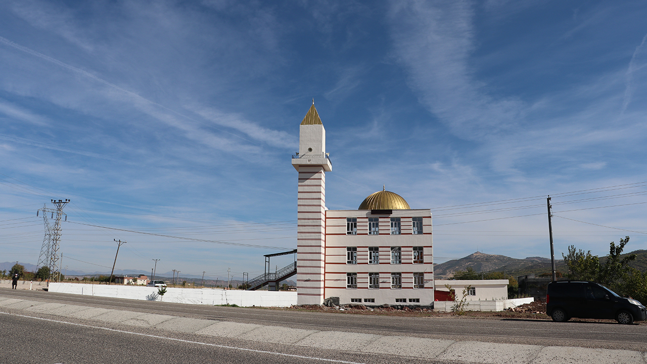 Fis (Ziyaret) Ovası, 1978 yılında yapılan toplantıyla kuruluşunu ilan eden terör örgütü PKK mensuplarının uzun yıllar yol kesip, kimlik kontrolü yaptığı, insan kaçırdığı, araç yaktığı saldırılarla, finans kaynağı olan uyuşturucu ekimi ile gündeme geldi.