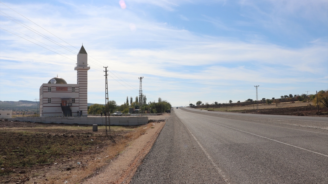 Diyarbakır`da bir hayırsever, güvenlik güçlerince son yıllarda terör örgütü PKK ve finans kaynağı uyuşturucuya yönelik düzenlenen kararlı operasyonlarla tesis edilen huzur ortamında Fis Ovası`na cami kazandırdı. 