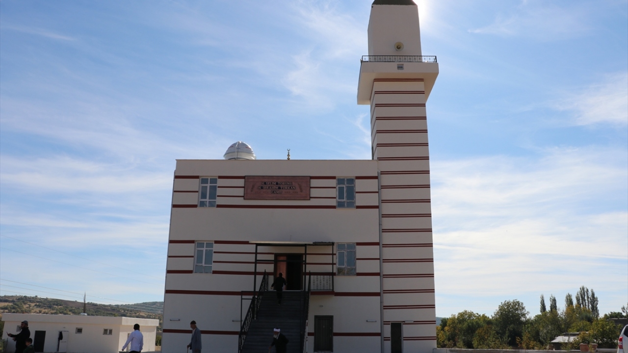 Caminin açılışı bölgede yaşayanların yoğun katılımıyla gerçekleştirildi.