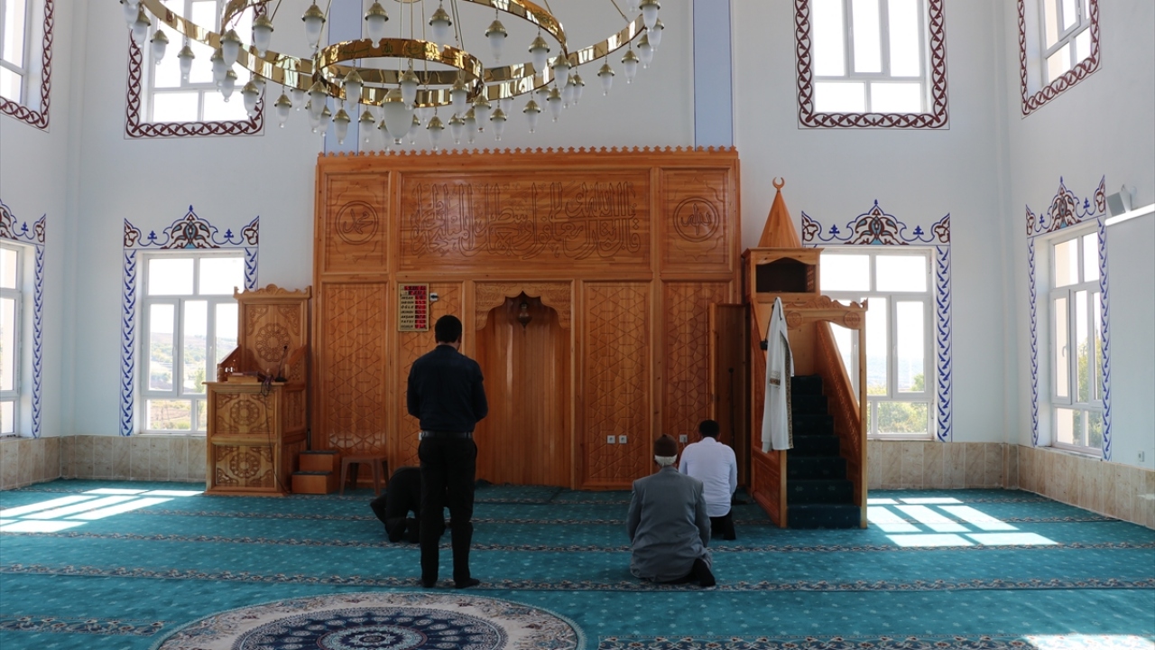 Terör saldırıları nedeniyle birkaç yıl öncesine kadar evlerinden çıkamayan, günlük ihtiyaçlarını tam olarak karşılayamayan yöre halkı artık huzur içinde ibadet yapmanın hazzını yaşıyor. 