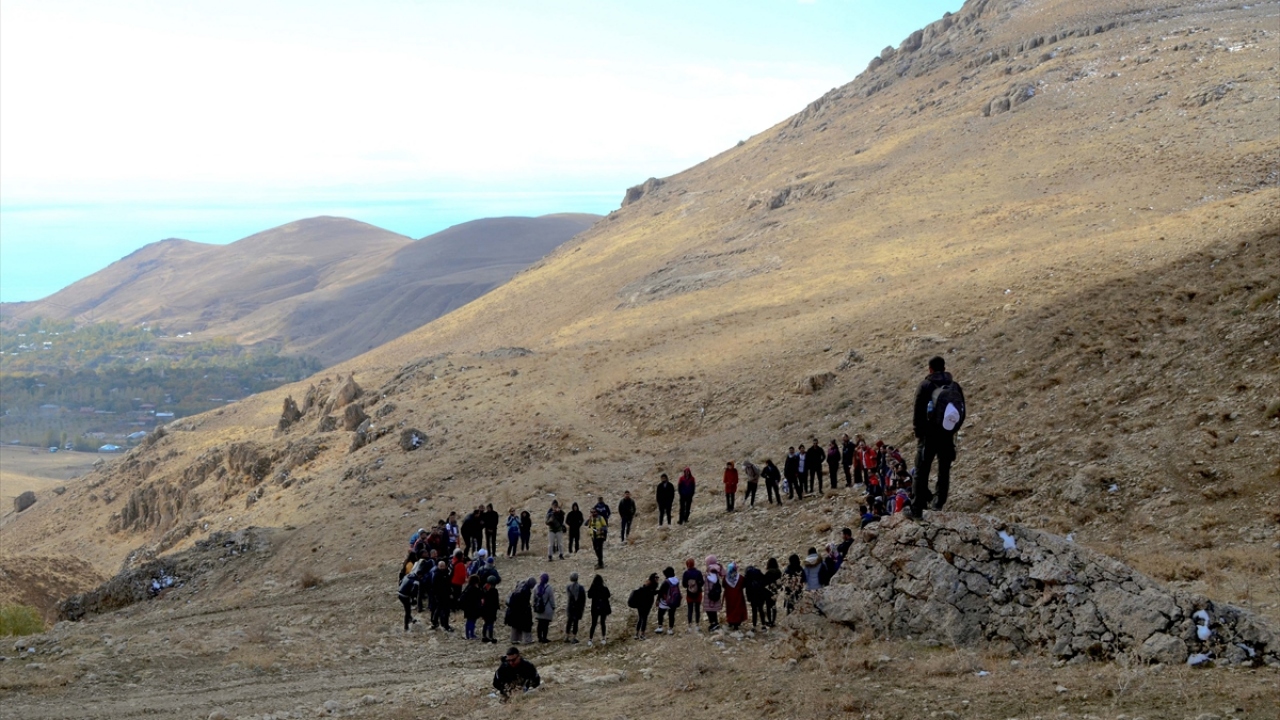 Adilcevaz ilçesinde bir araya gelen 98 doğasever, 18 kilometrelik parkurda birbirinden farklı mimari özellikleriyle dikkati çeken Kef Kalesi, Adilcevaz Kalesi ve Mucizeler Manastırı`nı gezdi.