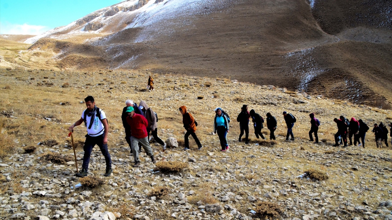 Tarihi yapıların fotoğrafını çeken doğaseverler, Van Gölü manzarasına karşı kahvaltı yaptıktan sonra ilçe merkezine döndü.