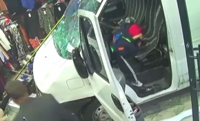 Yağmur nedeniyle yoldan çıkan minibüs giyim dükkanına girdi