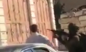 İsrail askeri Filistinli babaya çocuğunun önünde silah doğrulttu