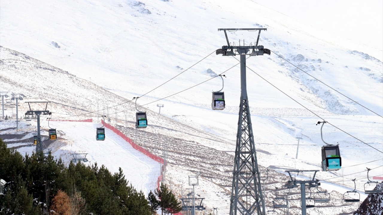 Gondol, kızak, snowboard, gece kayağı ve kayakla kaymanın keyfinin yaşayan tatilciler, şehir merkezine yakınlığı nedeniyle cağ kebabı ve kadayıf dolması gibi yöresel yemekleri tadıp tarihi mekanları gezme fırsatı da yakalıyor.