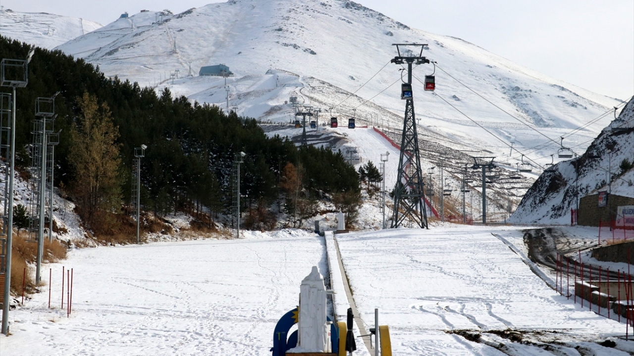 Palandöken Kayak Merkezi, yeni sezonda düzenlenecek konserler ve yapılacak organizasyonlarla da konuklarına keyifli zamanlar yaşatacak.