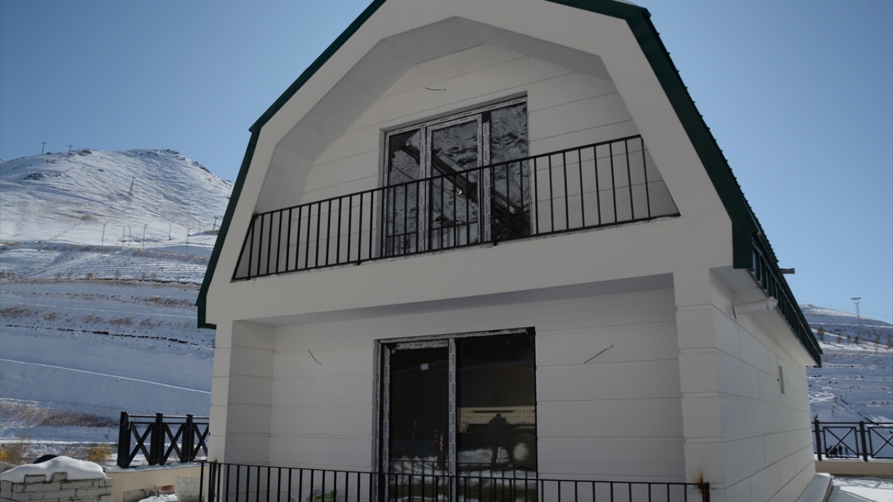 Bu kapsamda Erzurum Valiliği himayesinde yapımı tamamlanan 5 yıldızlı otel ve 9 bungalov ev, yeni sezonda misafirlerini ağırlayacak.