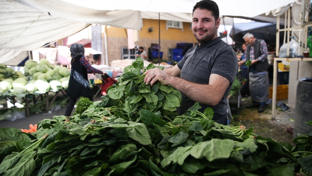 Geçen hafta pazarda 5 liraya satılan ıspanak, pazartesinden beri tezgahta 1 ila 2 lira arasında satışa sunulmasına rağmen alıcı bulamadı. Günde ortalama 200-300 kilogram olan ıspanak satışları, 5-10 kilograma kadar düştü.
