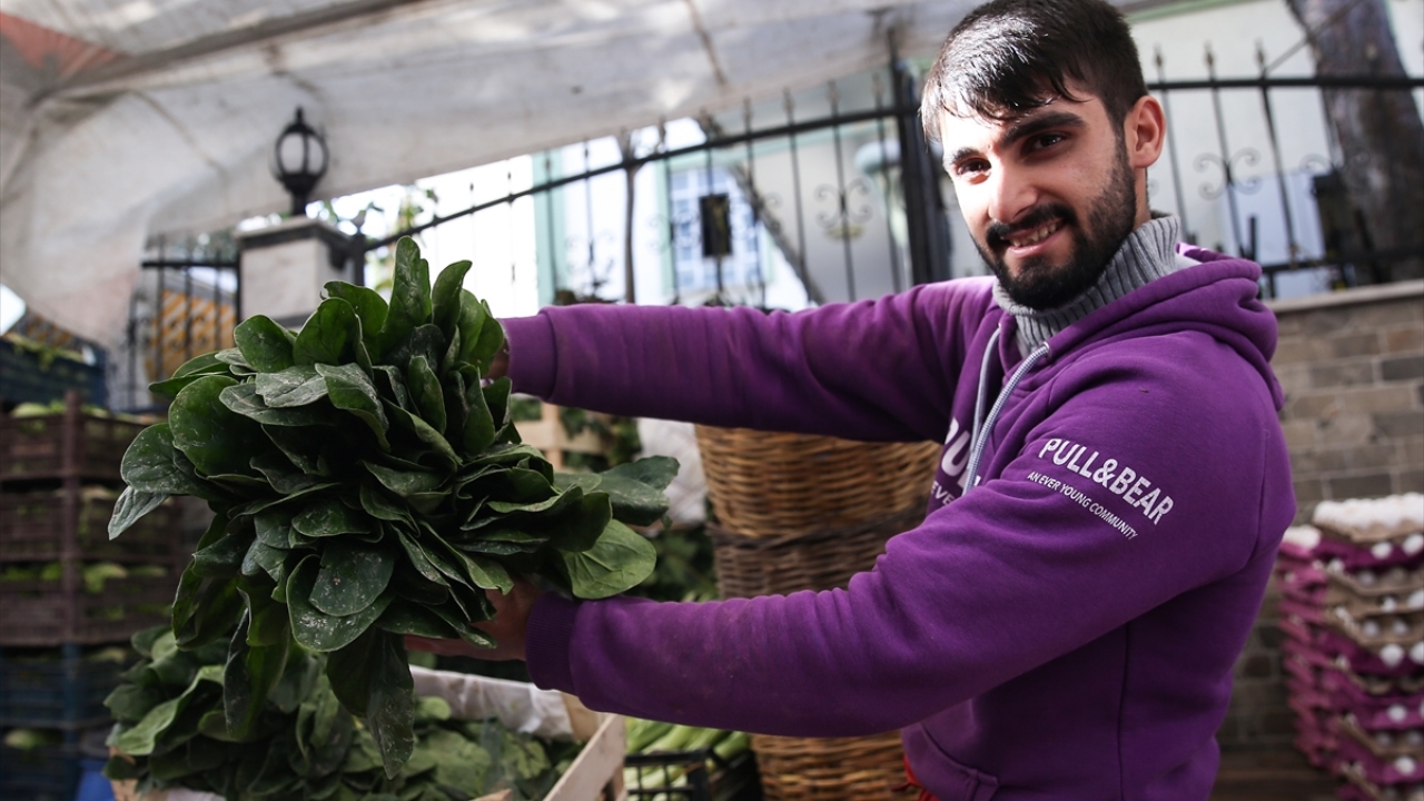 Esenler Kemer Mahallesindeki pazar esnafı Emrullah Dekak, yaptığı açıklamada, "Ispanak geçen hafta 5 liraydı. Şimdi 2 liraya satıyoruz, ama satılmıyor. Akşam 1 liraya satıyoruz yine satılmıyor." dedi.