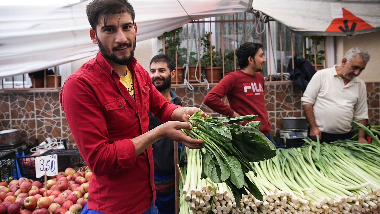 Kent genelindeki meyve ve sebze pazarlarında kasa kasa ıspanak esnafın elinde kaldı. 