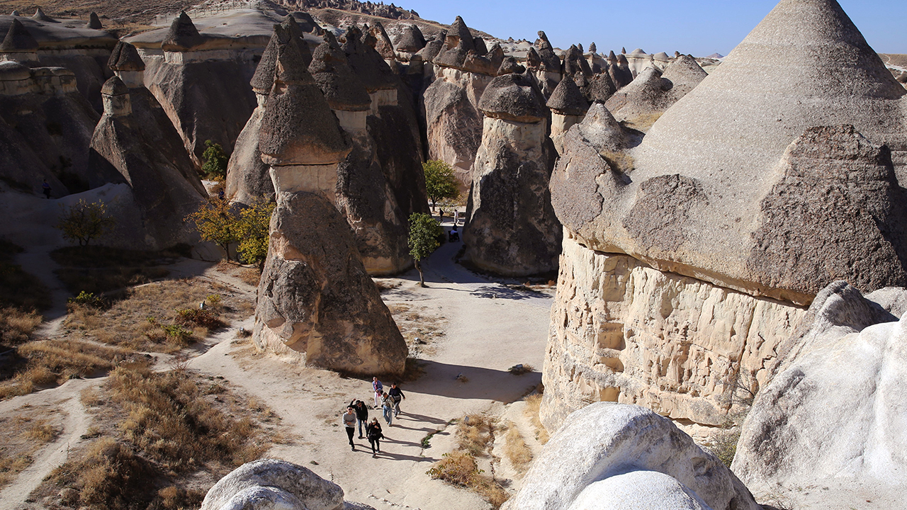 Geçen yıl 2 milyon 949 bin 542 turistle rekor sayıda ziyaretçi ağırlayan Kapadokya`da, bu yılın ilk 10 aylık döneminde 3 milyon 292 bin 109 turistle yeni bir rekora imza atıldı.