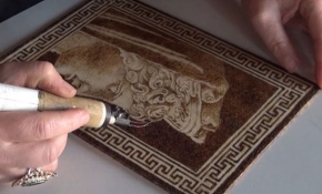 Burdurlu çift bölgenin tarihini ahşaba işleyerek anlatıyor