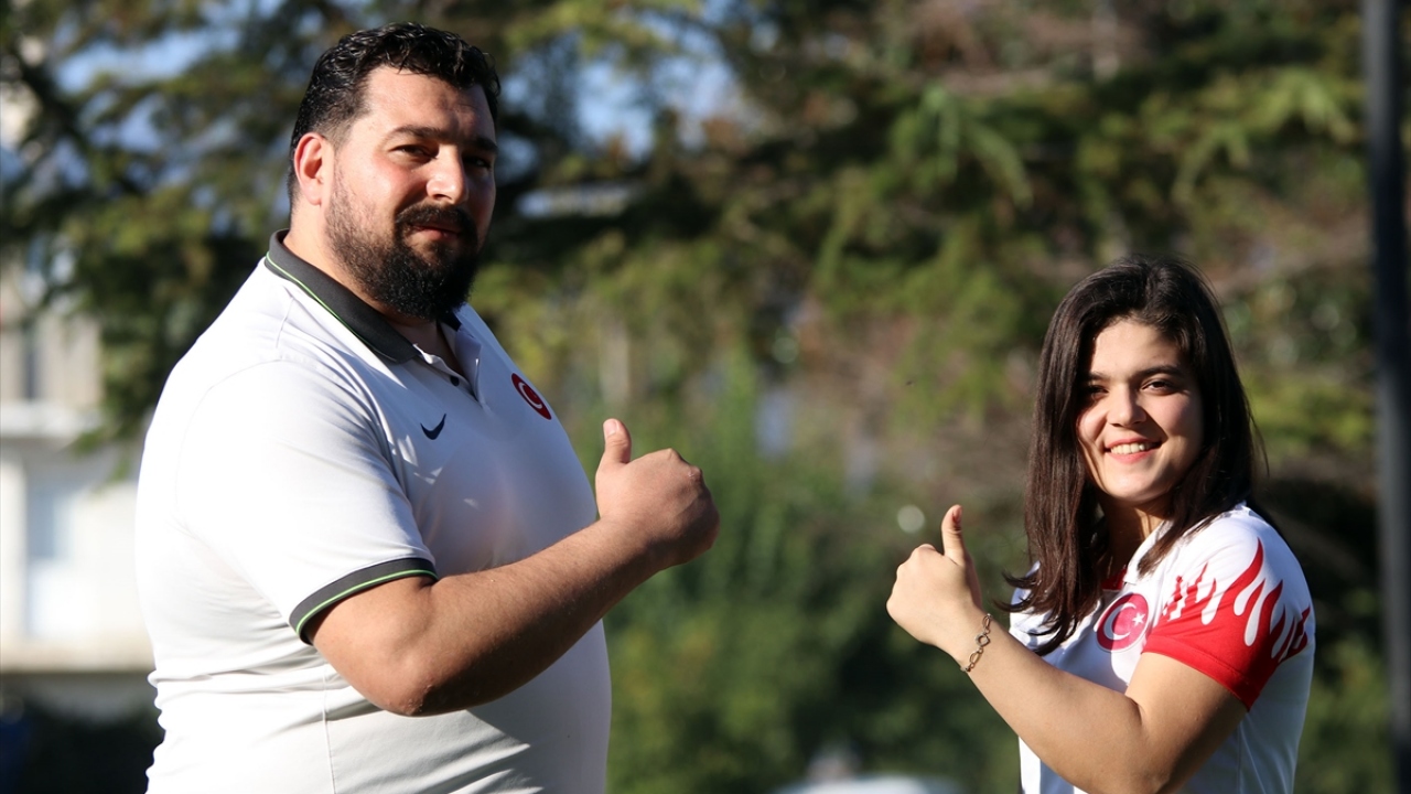 Antrenör Yunus Emre Demirtaş ise çok azimli bir sporcu olan Ayşegül Çakın`ın kariyerinde olimpiyatlarda altın madalyaya uzanacağına inancının tam olduğunu belirtti. 