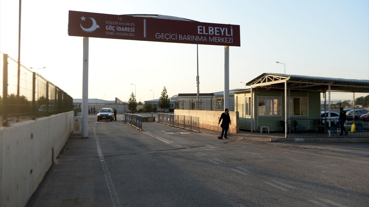 Spyropoulou`nun ziyaret ettiği Kilis`teki Elbeyli Geçici Barınma Merkezi de sağlıktan eğitime, spor alanlarından sosyal donatılara kadar birçok ayrıntının düşünüldüğü yapısıyla öne çıkıyor.