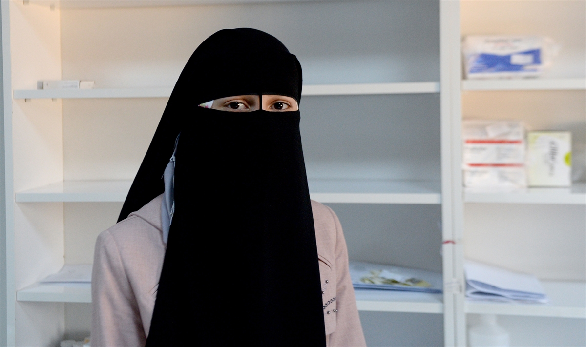 Rihan Necip de yaklaşık 6 yıl önce savaştan kaçarak Türkiye’ye sığındıklarını anlatarak, merkezde eğitimden sağlığa her türlü ihtiyaçlarının giderildiğini, tüm bunların yanında birçok kadına da sosyal tesislerde meslek edindirildiğini vurguladı.