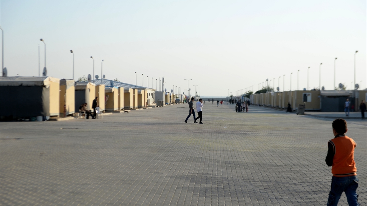 Banyo, tuvalet, okul, oyun parkı, market, cami, hastane, su deposu, atıksu arıtma tesisi, lojistik depo, spor alanlarının yer alan kamp, İl Göç İdaresi Müdürlüğü tarafından yönetiliyor.