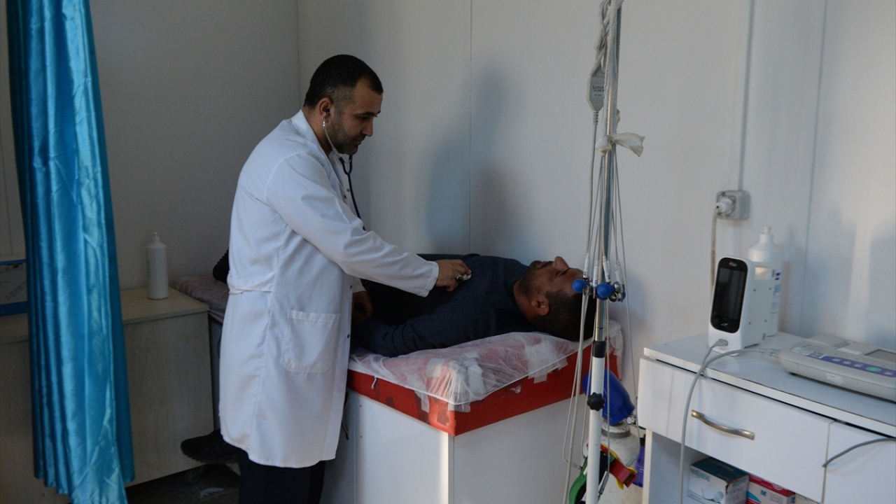 Sağlık ve psikososyal destek anlamında da önemli hizmetlerin sunulduğu barınma merkezinde, uzman hekimler ve psikologlar düzenli olarak poliklinik hizmeti veriyor.