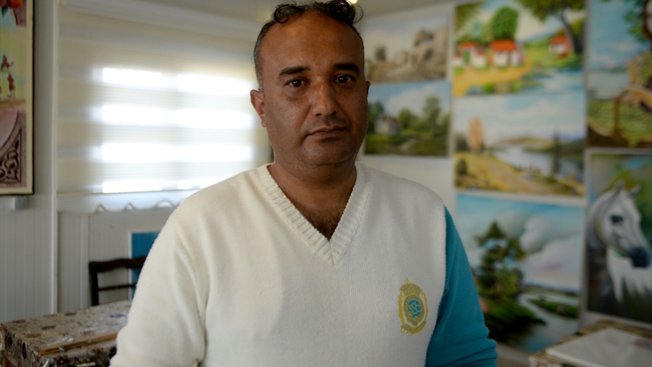 Suriyeli ressam Fedi Selim, yaptığı açıklamada, iç savaş nedeniyle yaklaşık 7 yıl önce Türkiye’ye sığındıklarını ve ardından Elbeyli Geçici Barınma Merkezi’ne yerleştiklerini belirtti.