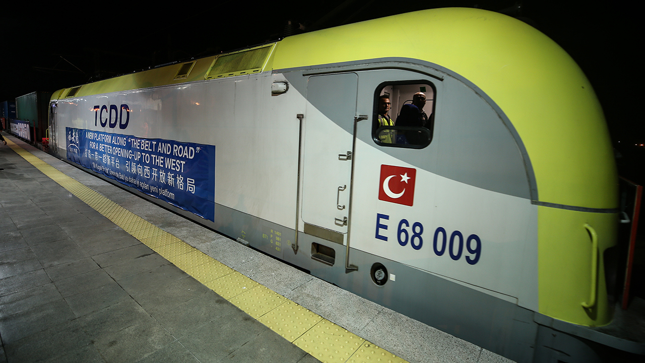 Çin`in Şian şehrinden yola çıkan China Railway Express (Çin Demiryolu Ekspresi), Ankara`da yetkililer tarafından uğurlanmasının ardından Marmaray hattına giriş yaptı. 